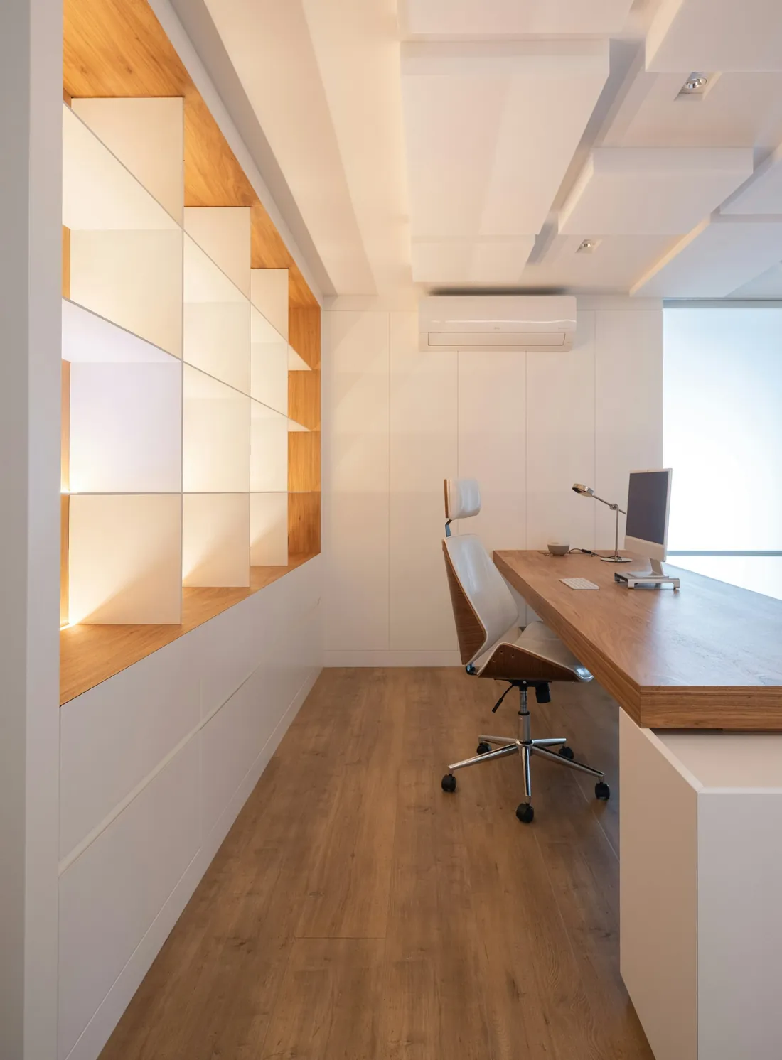 Bureau de cabinet lumineux : bibliothèque blanche et bois, plan de travail et fauteuil